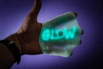 Chytrá hmota v plechovce měnící barvu pod UV světlem Chytrá hmota v plechovce měnící barvu pod UV světlem