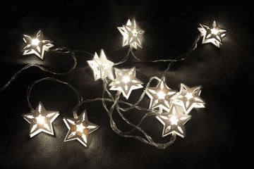 HOLZ Vánoční dekorativní řetěz - bílé hvězdy, 10 LED HOLZ Vánoční dekorativní řetěz - bílé hvězdy, 10 LED