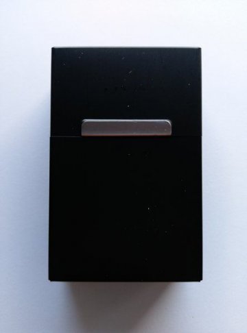 Plechová krabička na cigarety - Černá Plechová krabička na cigarety - Černá