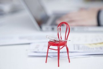 Držák na kancelářské svorky - židle Držák na kancelářské svorky - židle